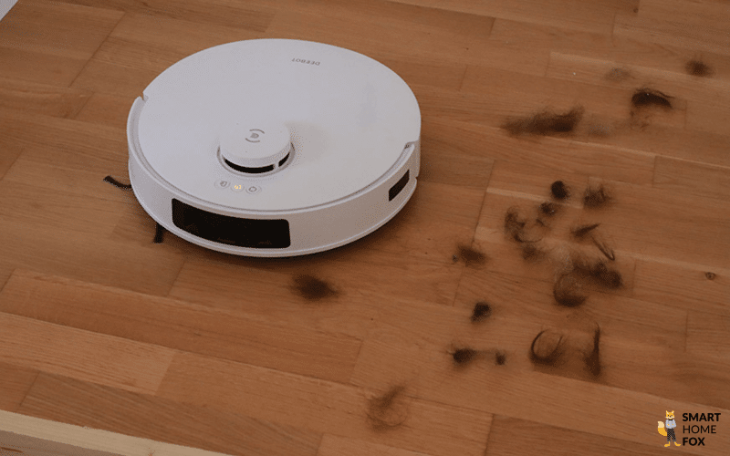 ECOVACS DEEBOT T30 PRO OMNI убирает волосы во время теста.